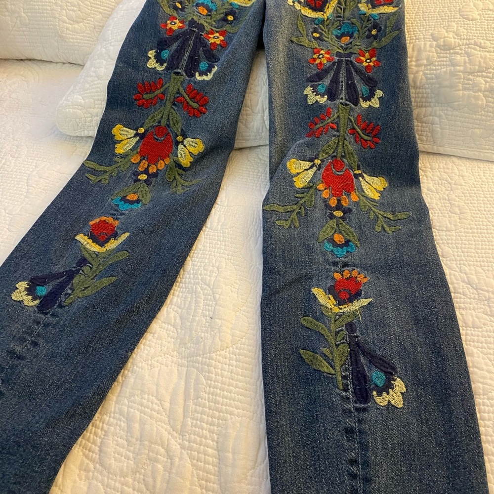 Angel Kiss embroidered Woman’s Jeans. Size 8